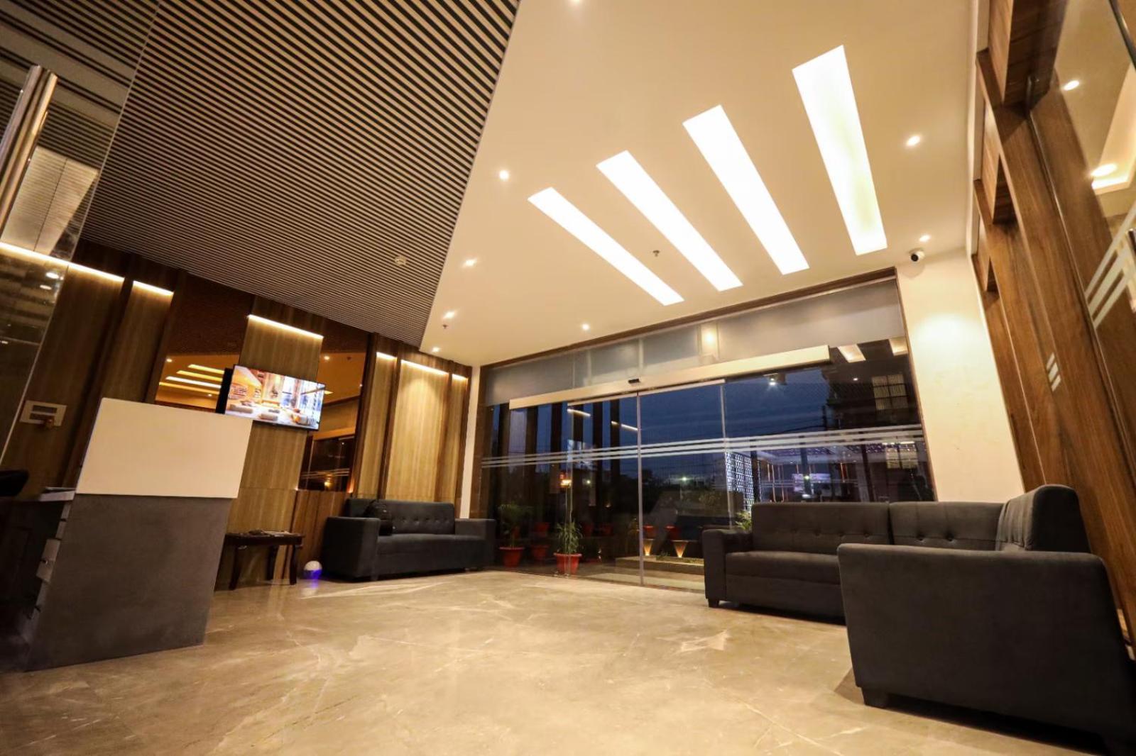 Hotel The Royal Legacy Lakhnaú Exteriér fotografie